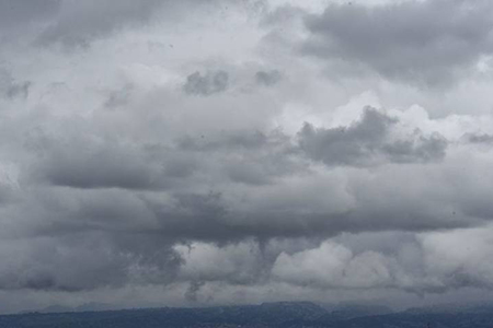 Cielo parcialmente nublado en Chihuahua por la mañana, con bancos de niebla en zonas serranas. Por la tarde, se esperan lluvias aisladas y viento fuerte con rachas de hasta 60 km/h que pueden generar tolvaneras en varias regiones del estado.