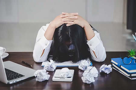 Problemas legales generan mucho estrés. Aprende a reducir la ansiedad con ayuda de un abogado y estrategias para sobrellevar la presión emocional.