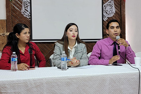 Reunión en la que se conforma el comité de educación de Nuevo Casas Grandes, con Roberto Hernández como presidente. Autoridades municipales y educativas trabajan para coordinar acciones y políticas en beneficio del sector.