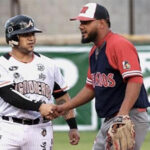 Algodoneros de Delicias celebran su victoria sobre los Venados de Madera 13-11 en el tercer juego de la final del estatal de béisbol.