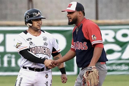 Algodoneros de Delicias celebran su victoria sobre los Venados de Madera 13-11 en el tercer juego de la final del estatal de béisbol.