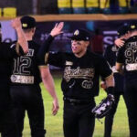 Marco Tovar, lanzador de los Algodoneros de Delicias, en plena acción durante el primer juego de la final de la Liga Estatal de Béisbol 2024 contra los Venados de Madera, donde consiguió la victoria con una actuación destacada desde el montículo.