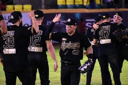 Marco Tovar, lanzador de los Algodoneros de Delicias, en plena acción durante el primer juego de la final de la Liga Estatal de Béisbol 2024 contra los Venados de Madera, donde consiguió la victoria con una actuación destacada desde el montículo.