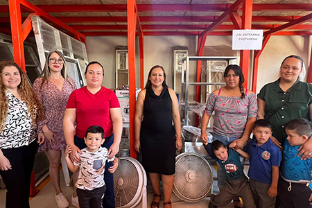 Autoridades de Nuevo Casas Grandes entregan módulos y equipos de cocina a tres escuelas para mejorar la alimentación de más de 270 alumnos.