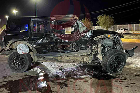 Jeep Cherokee negro involucrado en el fatal accidente de la avenida Tecnológico y Tulipán en Nuevo Casas Grandes, donde falleció un abogado de 52 años, identificado como Hugo Alberto R.