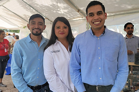 Productores locales participando en la feria "Juntos Producimos" en Nuevo Casas Grandes, generando ingresos por más de 500 mil pesos.