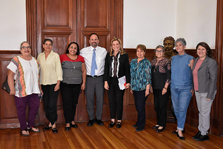 Encuentro productivo entre el gobierno de Chihuahua y el Movimiento Estatal de Mujeres, donde se revisan y coordinan acciones conjuntas para el empoderamiento femenino y la defensa de los derechos humanos.