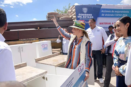 En Ascensión, la gobernadora Maru Campos inauguró aulas didácticas, entregó apoyos educativos y vales para productores con una inversión de 4.7 millones.