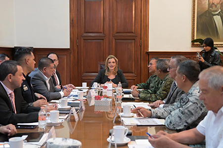 La gobernadora Maru Campos, junto a autoridades estatales y federales, revisa los operativos de seguridad en los municipios de Ojinaga, Coyame del Sotol y Manuel Benavides, en Chihuahua.