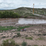 Agricultores de Chihuahua optimistas ante aumento en niveles de agua en presas y ríos, aunque la sequía sigue afectando a la región.