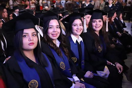 Más de 150 estudiantes de la UACJ celebran su graduación 2023-2024 en el Salón Cámelot.