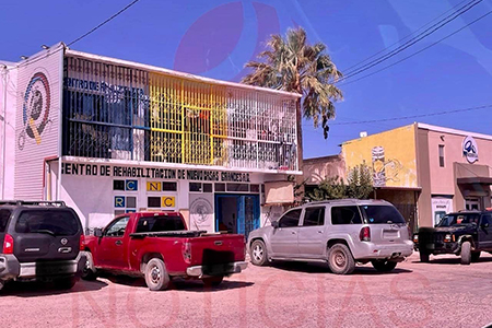 Un comando armado irrumpió en un centro de rehabilitación en Nuevo Casas Grandes, Chihuahua, llevándose a dos internos. Las autoridades aún no han identificado a las víctimas ni a los responsables del ataque, que ocurrió durante el fin de semana.