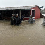 Plan GN-A activado por la Guardia Nacional en Acapulco tras fuertes lluvias del huracán John, evacuando a afectados y brindando apoyo en albergues temporales.