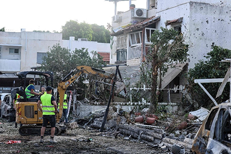 Hezbollah lanza cohetes Katyusha y Fadi hacia instalaciones industriales en Haifa y la base aérea de Ramat David, en respuesta a los ataques israelíes.