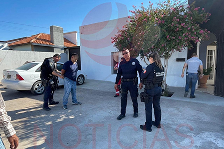 Elementos de bomberos y la Agencia Estatal detienen a un hombre armado que intentaba lanzarse del techo de un negocio en Del Prado tras un conflicto familiar.