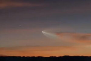 Un cohete de SpaceX fue captado por ciudadanos de Chihuahua, quienes lo compartieron en redes sociales. El paso del cohete ocurrió al oscurecer el cielo.