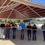 El presidente municipal de Galeana, Ammon Dayer LeBaron Tracy, inauguró una nueva techumbre en la plaza de Lagunitas, mejorando los espacios comunitarios.