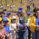 Maru Campos en colaboración con Fundación Grupo México distribuye 220 mil árboles en la Sierra Tarahumara.