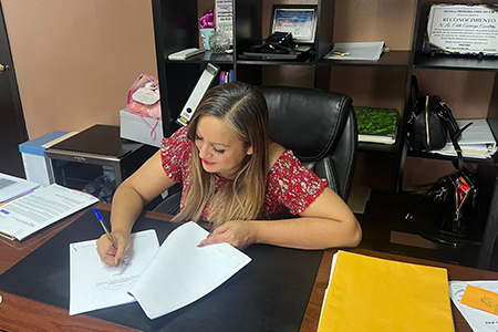 Edith Escárcega firma convenio para un programa de empleo temporal en NCG con una inversión de 500 mil pesos. Apoyo para familias en periodos de baja demanda laboral.