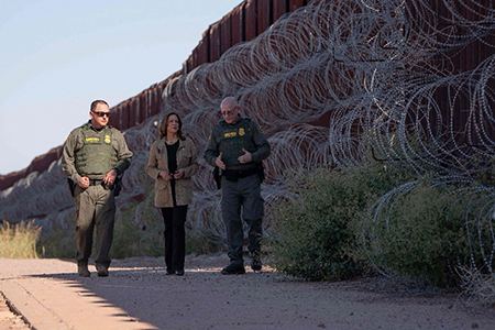 La vicepresidenta Kamala Harris ofrece un discurso frente a la frontera en Douglas, Arizona, destacando la importancia de la seguridad fronteriza y la necesidad de un sistema migratorio ordenado.