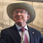 Ken Salazar, embajador de EE.UU., rechaza responsabilidad de su país en la violencia en Sinaloa, abogando por mayor colaboración.