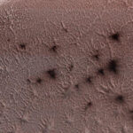 Imagen capturada por la sonda Mars Express mostrando las formaciones conocidas como "arañas de Marte" en la superficie del planeta.