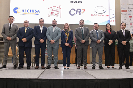 La gobernadora de Chihuahua, Maru Campos, anuncia una histórica inversión de 4 mil millones de pesos para 2025, destinada a mejorar la infraestructura carretera y vialidades en el estado, durante su intervención en la Feria Nacional de la Construcción, ante miembros de la CMIC.