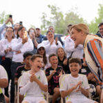 Gobernadora Maru Campos inaugura cancha de futbol y entrega mobiliario escolar en Janos durante su gira de trabajo por el noroeste.