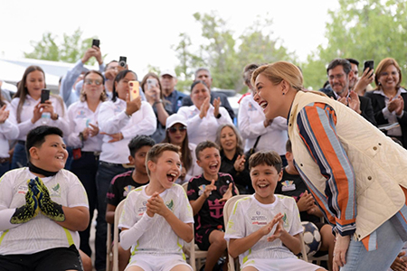 Gobernadora Maru Campos inaugura cancha de futbol y entrega mobiliario escolar en Janos durante su gira de trabajo por el noroeste.