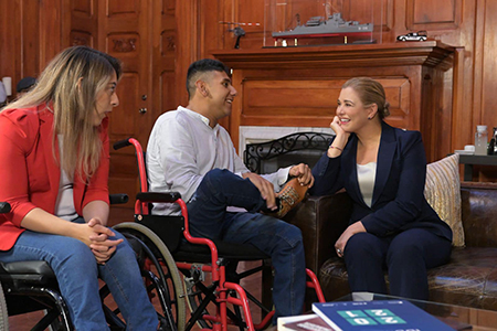 Maru Campos reconoce las batallas diarias de estudiantes con discapacidad y reafirma su compromiso para acompañarlos en su superación personal.