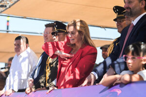 Maru Campos preside el desfile del 214 aniversario de la Independencia en Chihuahua, con la participación de más de 4 mil personas, entre fuerzas armadas y civiles.