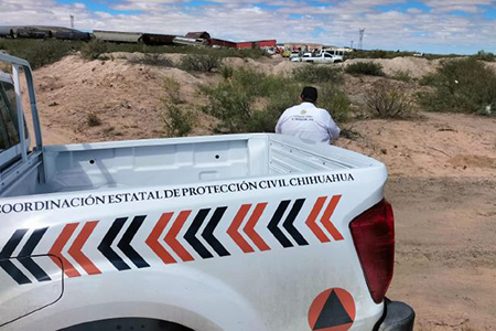 Un tren descarrilado en Ahumada-Juárez dejó a cinco migrantes heridos. Equipos de emergencia brindaron atención médica y contuvieron la fuga de ácido