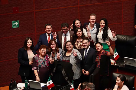 El Senado debate la reforma judicial que busca modernizar el acceso a la justicia en México. Morena asegura votos, mientras la oposición reserva artículos.