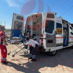 Motociclista lesionado en choque con camioneta en el libramiento Gómez Morin y Alamedas. Fue trasladado con fracturas al hospital integral por la Cruz Roja.