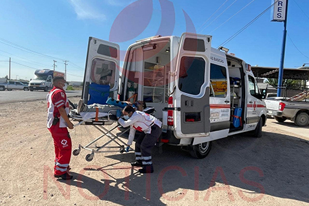 Motociclista lesionado en choque con camioneta en el libramiento Gómez Morin y Alamedas. Fue trasladado con fracturas al hospital integral por la Cruz Roja.