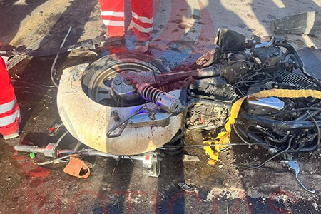 Choque mortal entre motociclista y camioneta en el kilómetro 02 de la carretera Benito Juárez-Ahumada, donde falleció un hombre de 57 años.