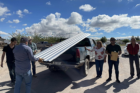 El municipio de Nuevo Casas Grandes entregó 32 paquetes de láminas y polines subsidiados a familias para mejorar sus viviendas dentro del programa de apoyo.