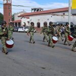 El desfile cívico-militar en Nuevo Casas Grandes conmemora el CCXIV Aniversario de la Independencia, con la participación de autoridades y el 35 Batallón de Infantería.