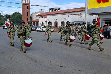 El desfile cívico-militar en Nuevo Casas Grandes conmemora el CCXIV Aniversario de la Independencia, con la participación de autoridades y el 35 Batallón de Infantería.