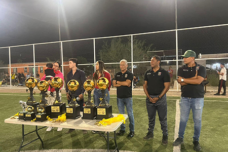 Celebración de los campeones de la Liga Municipal de Futbol 7 en Nuevo Casas Grandes con autoridades municipales.