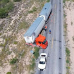 Tráiler de doble remolque fuera del camino en la carretera Janos-Agua Prieta, con cierre parcial del tráfico.