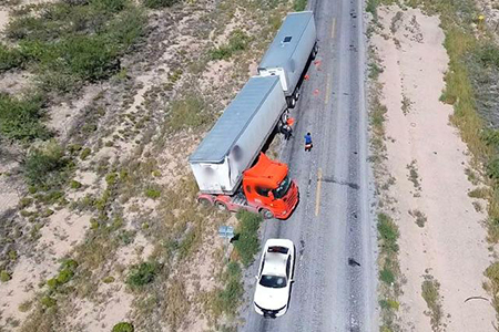 Tráiler de doble remolque fuera del camino en la carretera Janos-Agua Prieta, con cierre parcial del tráfico.