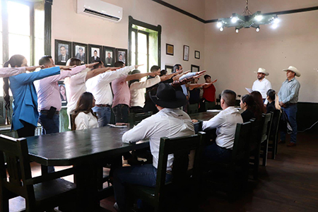 Roberto Lucero toma protesta como alcalde de Casas Grandes, destacando la importancia de la unidad y el trabajo por el bien común del municipio.