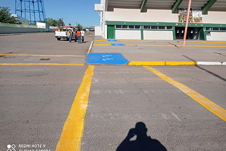 El Gobierno de NCG realiza trabajos de pintura en cruces peatonales para mejorar la seguridad vial. Acciones permanentes en avenidas principales.