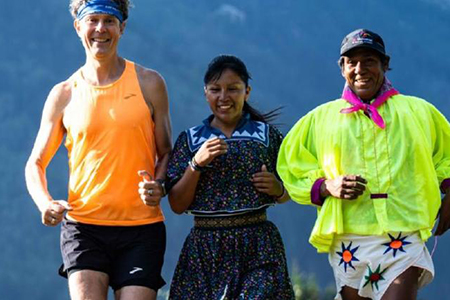 Arnulfo Quimare y Verónica Palma corren en Chamonix para promocionar el "Chihuahua by UTMB", maratón que se realizará en la Sierra Tarahumara en 2025.