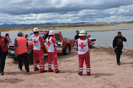 Dos personas son rescatadas con vida tras la caída de un helicóptero en la Presa Chihuahua, operativo de búsqueda incluyó drones y helicóptero de seguridad.