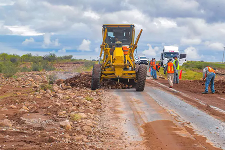 Maquinaria trabajando en la limpieza de la carretera Sacramento-Sueco tras las inundaciones recientes.