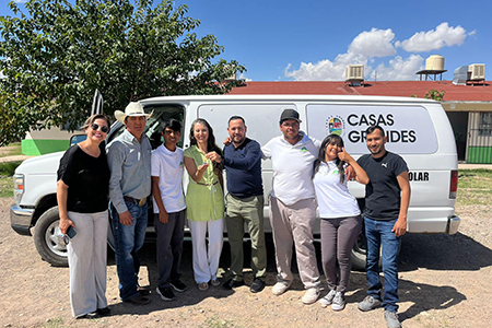 Roberto Lucero entrega camioneta al telebachillerato de sección Enriquez para facilitar el transporte de los alumnos a la escuela y eventos.