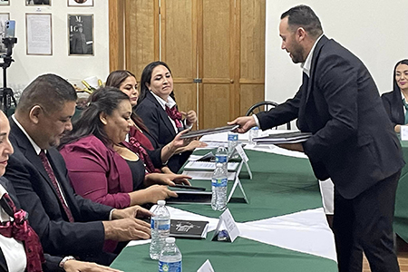 El alcalde de Casas Grandes, Roberto Lucero, entrega su tercer informe a los regidores, destacando avances y reafirmando su compromiso con el desarrollo del municipio.