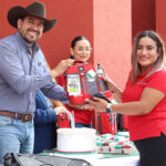 Comunidad universitaria de la UT Paquimé celebrando su 12° aniversario con actividades especiales y reconocimientos al personal docente y administrativo.